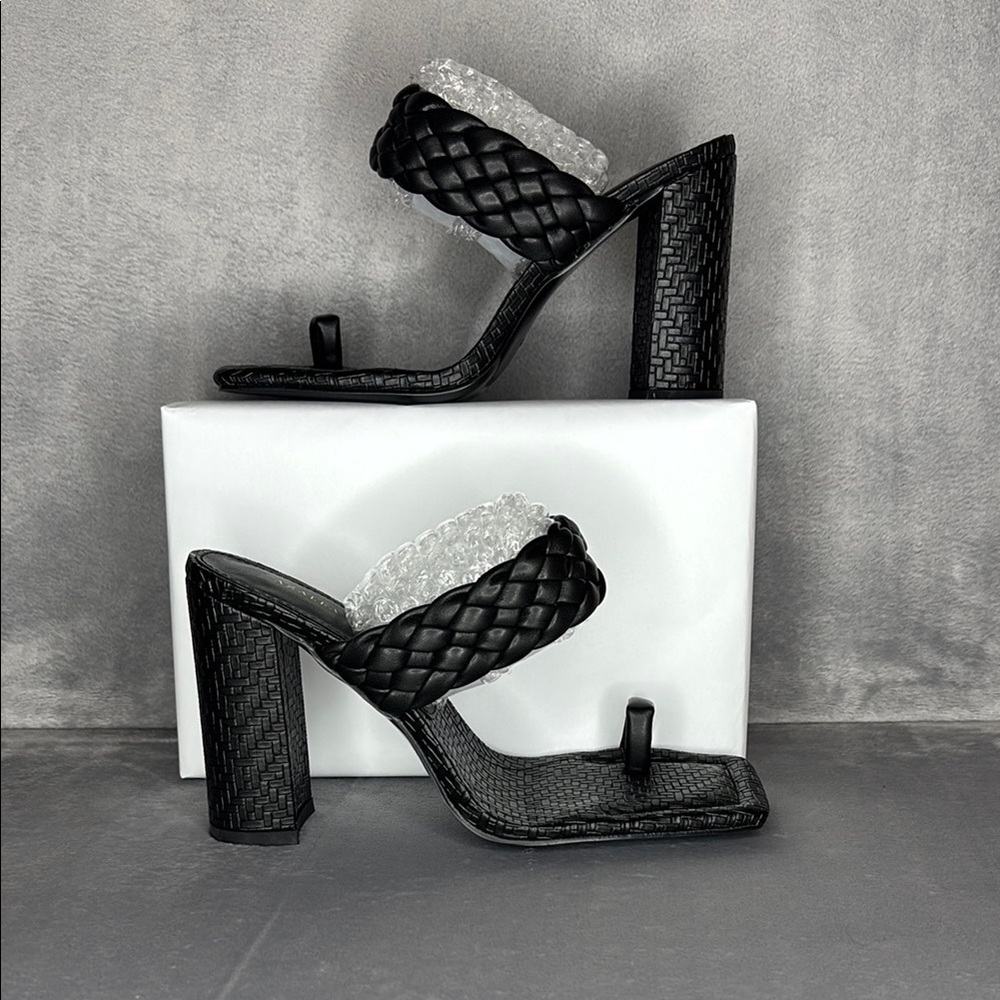AZALEA WANG SOMETHING ABOUT YOU CHUNKY SANDAL IN BLACK Size: 9